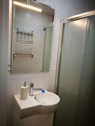 Отели типа «постель и завтрак» Dom nad Wigrami Сувалки Cемейный номер с собственной ванной комнатой-8